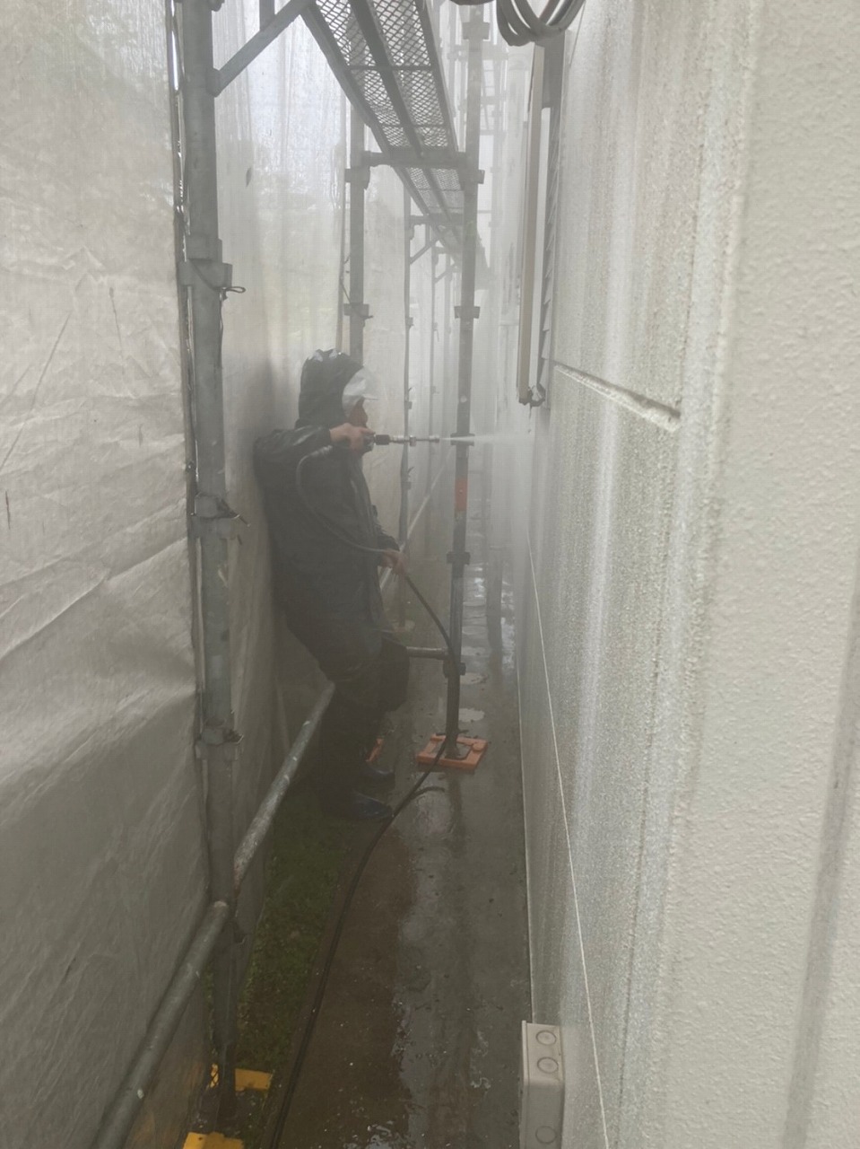 奈良市で外壁塗装前の洗浄作業中